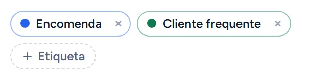 Etiquetas Encomenda e Cliente frequente aplicadas a uma conversa.